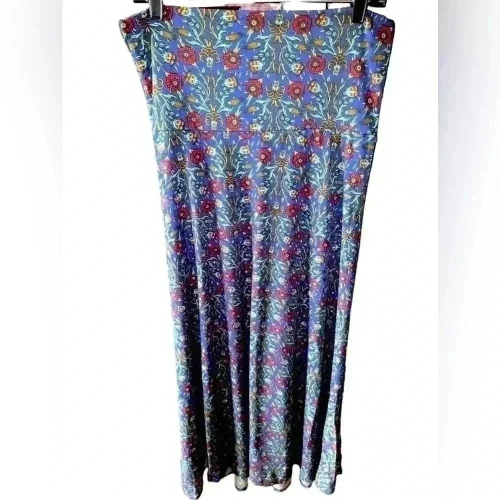 Lularoe size medium maxi skirt in EUC. Worn a few times. Thistle‎ pattern.